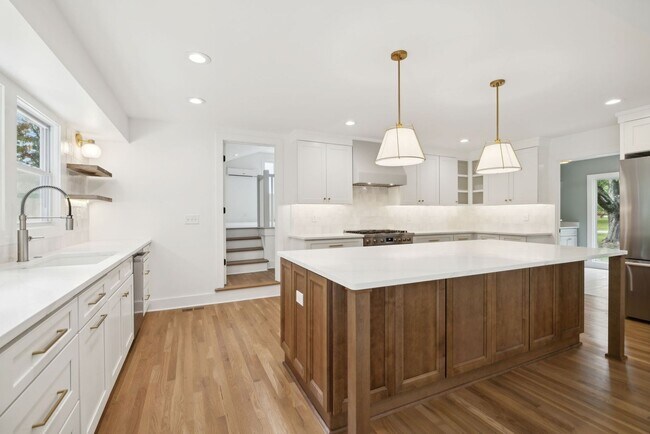 Building Photo - Completely renovated ranch 4BR/4BA ranch h...