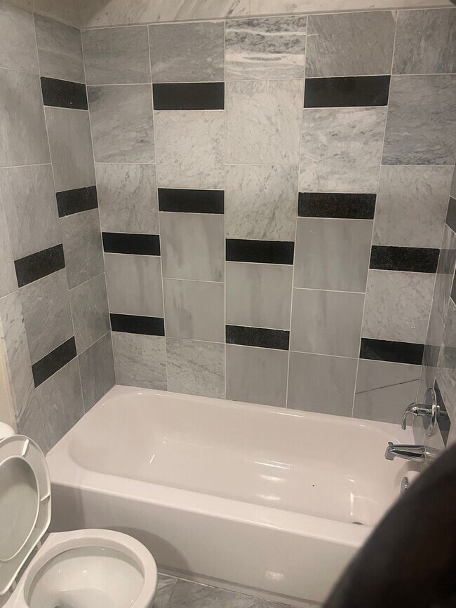 Building Photo - Commuter Friendly Beautiful Townhouse in Baltimore- Will go fast!