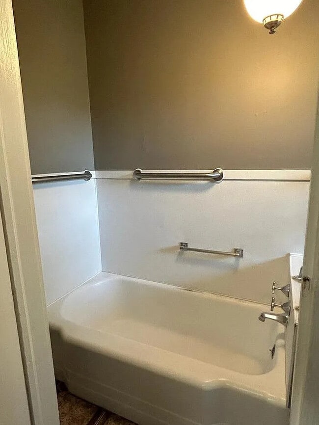 Building Photo - 3 Bedroom 2 Bathroom