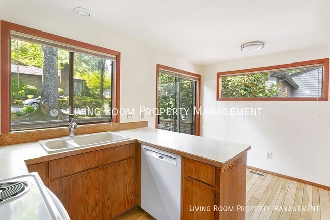 Building Photo - 7566 SW Cresmoor Dr