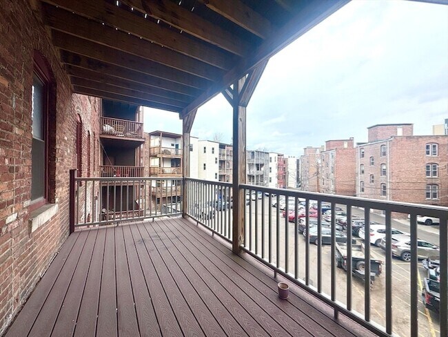 Building Photo - 260 Aspinwall Ave