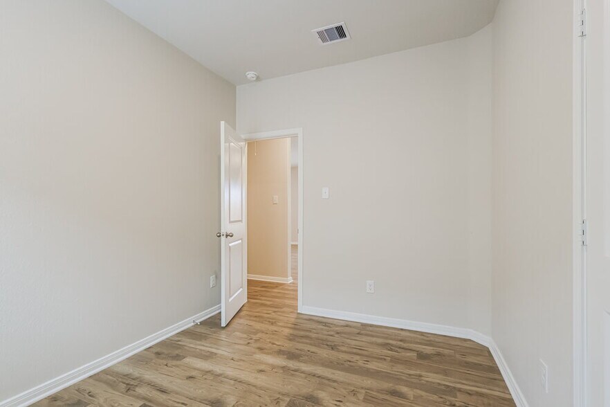 Building Photo - 16455 Hill Dr