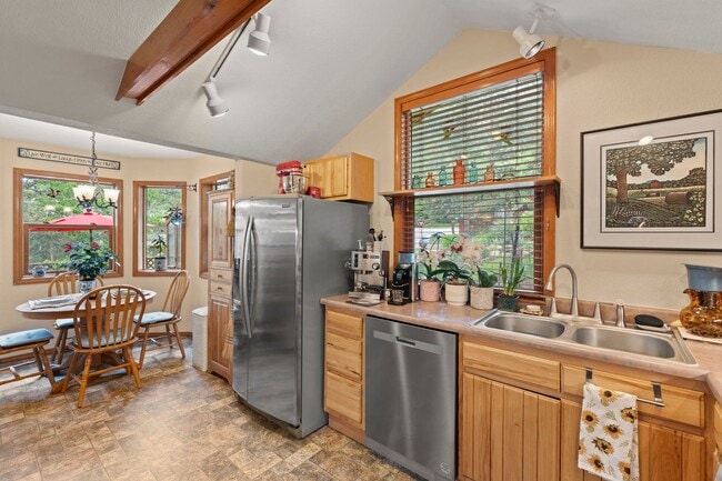 Building Photo - Cozy Green Mountain Falls Cottage