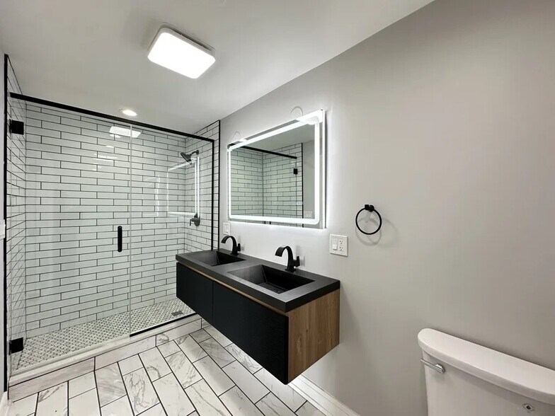 Building Photo - 2636 W Carmen Ave