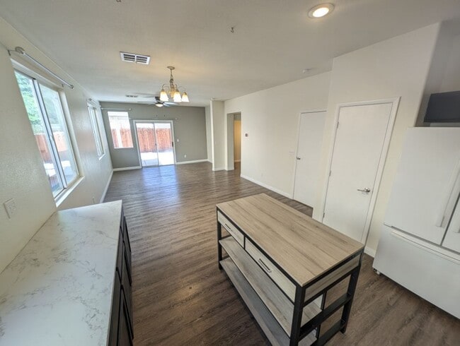 Building Photo - 4622 English Lavender Ave