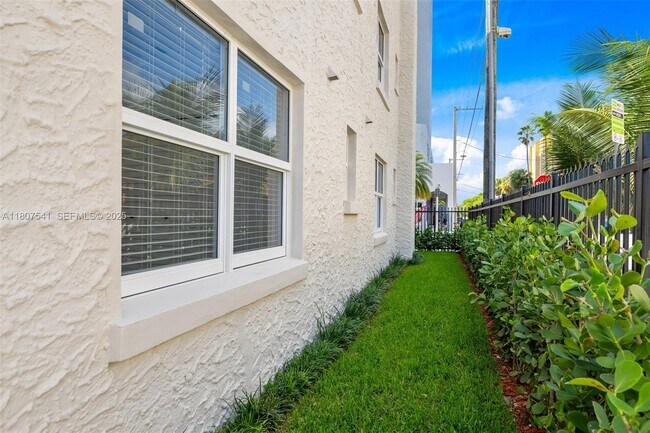 Building Photo - 403 SW 12th Ave