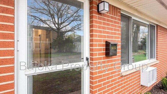 Building Photo - 1615 W Nine Mile Rd