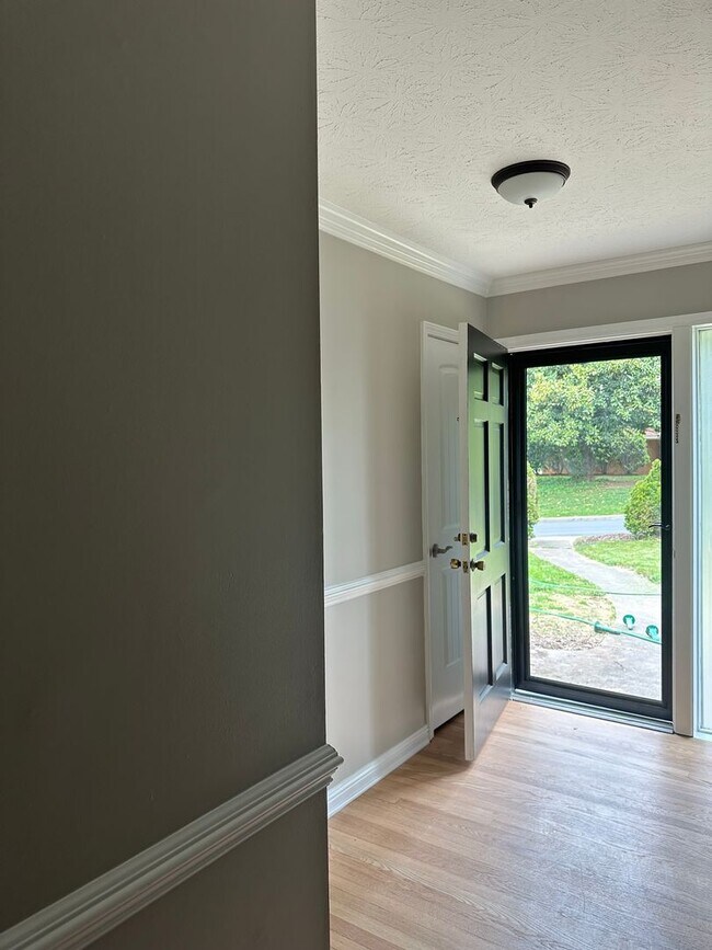 Building Photo - 11 Mountainbrook Rd