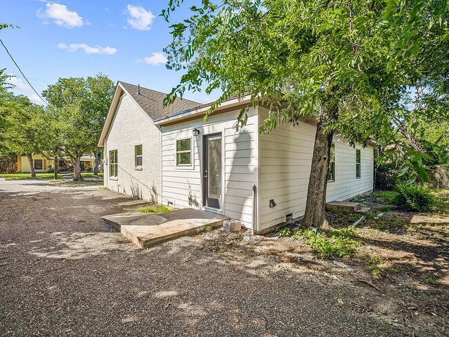 Building Photo - 302 W Collins St