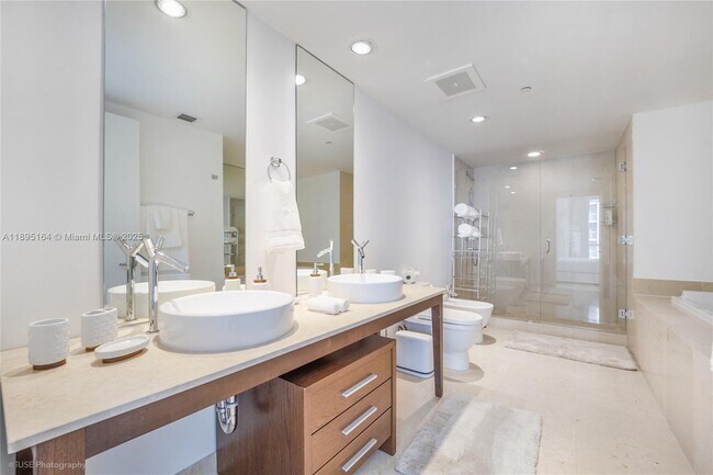 Building Photo - 495 Brickell Ave