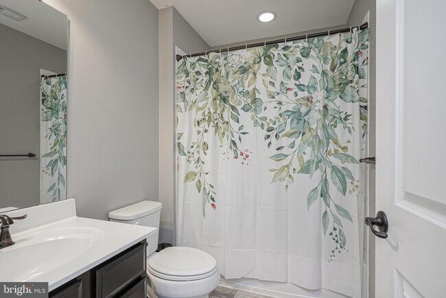 Building Photo - 1048 Regency Pl