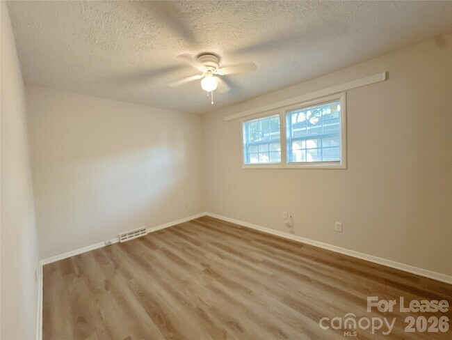 Building Photo - 5006 Malibu Dr