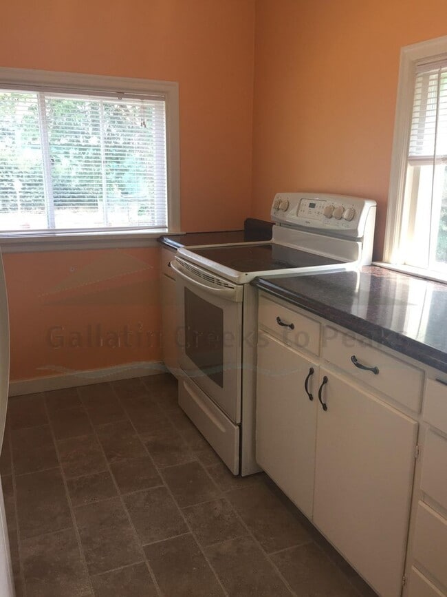 Building Photo - 2BD/1BA Rustic Home Near Campus
