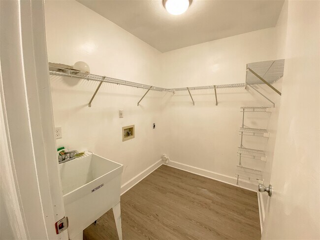 Building Photo - 1301 Sumerlin Dr