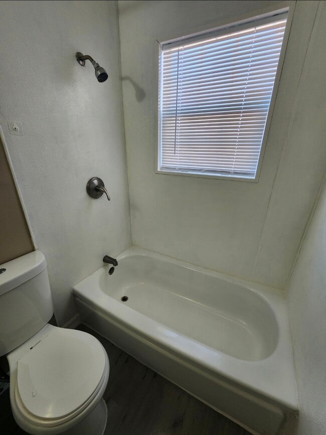 Building Photo - Move in ready!