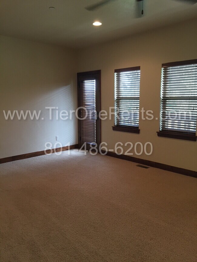 Building Photo - NO DEPOSIT Option Available for This Prope...