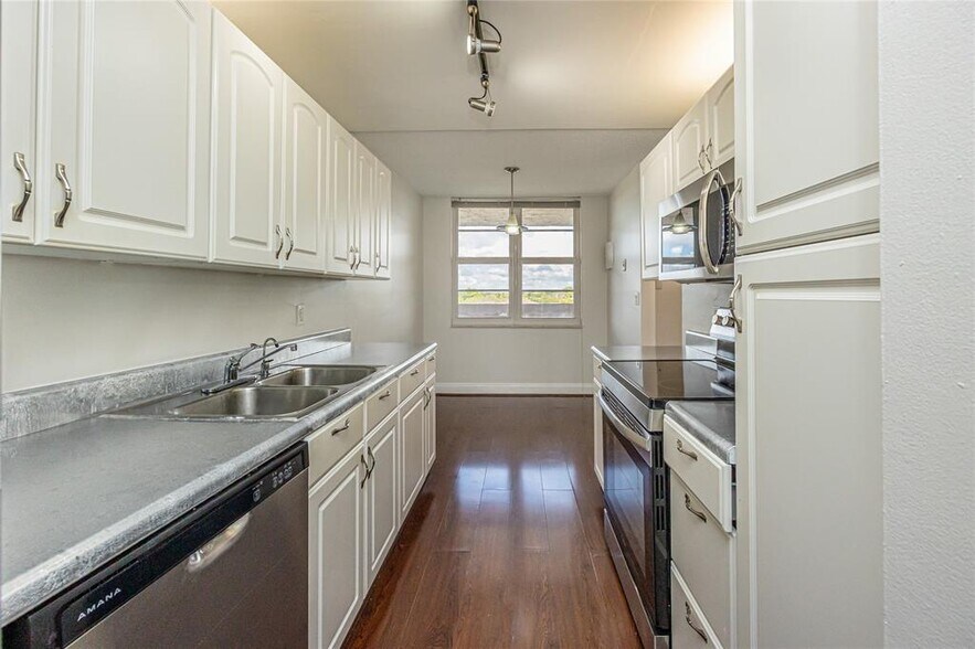 Building Photo - 250 Jacaranda Dr