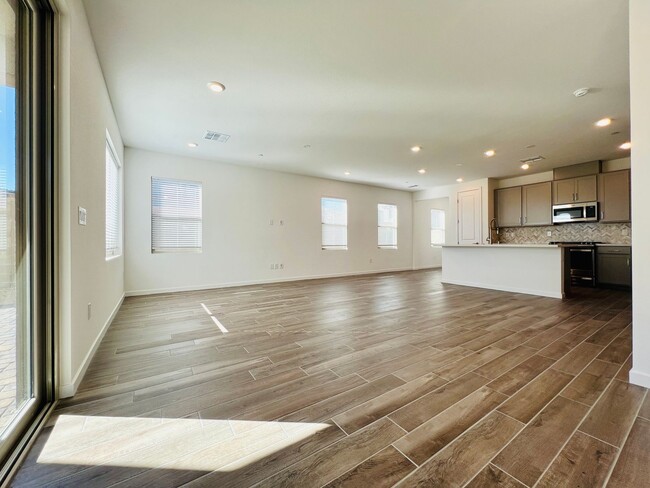Building Photo - s 4 bedroom 2.5 Bathrooms with Loft, home ...