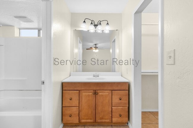 Building Photo - 3812 W Loma Ln