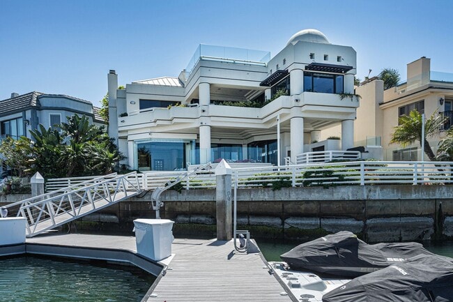 Building Photo - Exquisite Waterfront Gem.