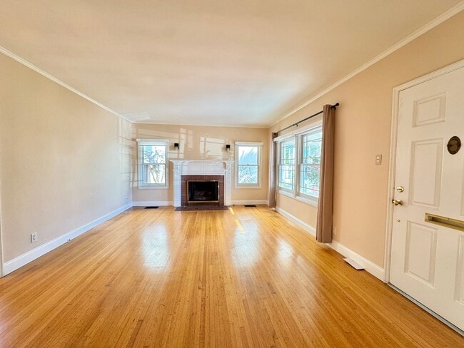 Building Photo - Naples Island Gem!