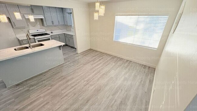 Building Photo - 3 Bedroom 2 bathroom house located near the Kern Medical Hospital, East Bakersfield High, and a s...
