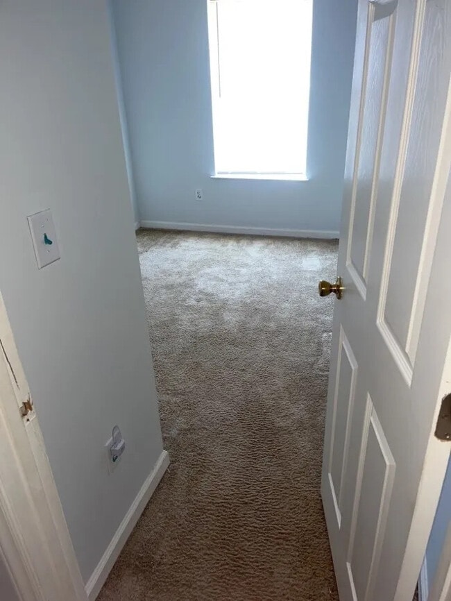 Building Photo - 2 Bedrooms 1.5 bathroom