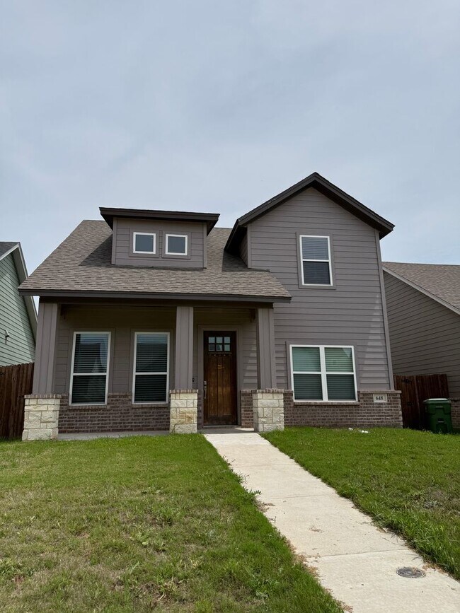 Building Photo - 3/2/2 - FENCED BACKYARD!!! GREAT NEIGHBORHOOD - Godley ISD - Summer Specials!