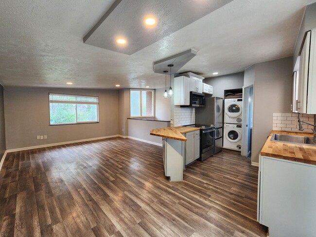 Building Photo - Remodeled 2 Bedroom in Lakewood! Great Loc...