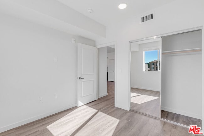 Building Photo - 10824 Blix St