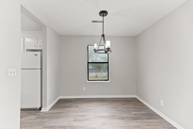 Building Photo - 165 Hummingbird Ave