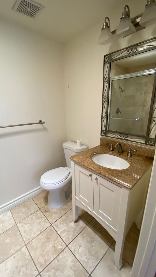 Building Photo - Spacious and Renovated Santa Monica Townho...