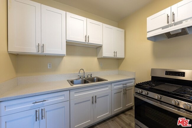 Building Photo - 946 S Burlington Ave