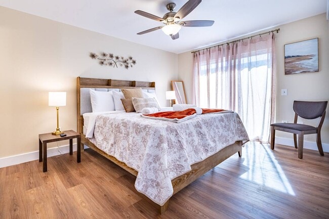 Building Photo - 5075 Fashion Pl