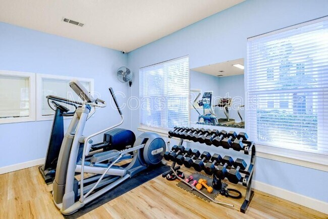 Building Photo - 2252 Beach Dr