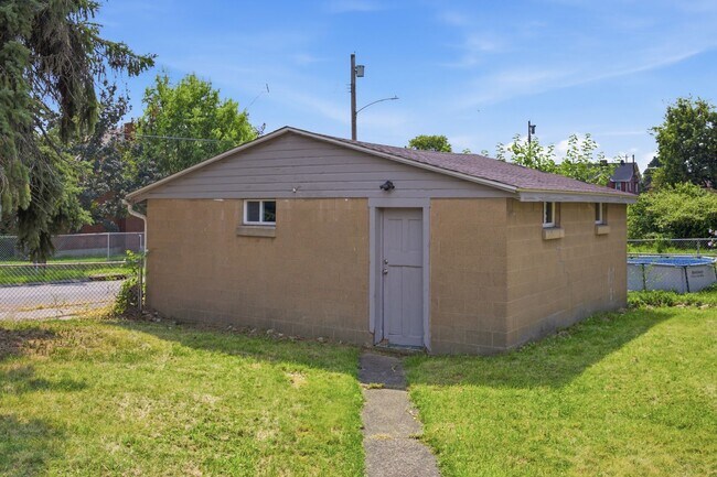 Building Photo - 827 Hinnerman St