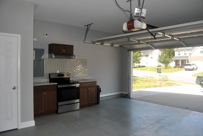 Building Photo - 5797 Highland Grove Dr