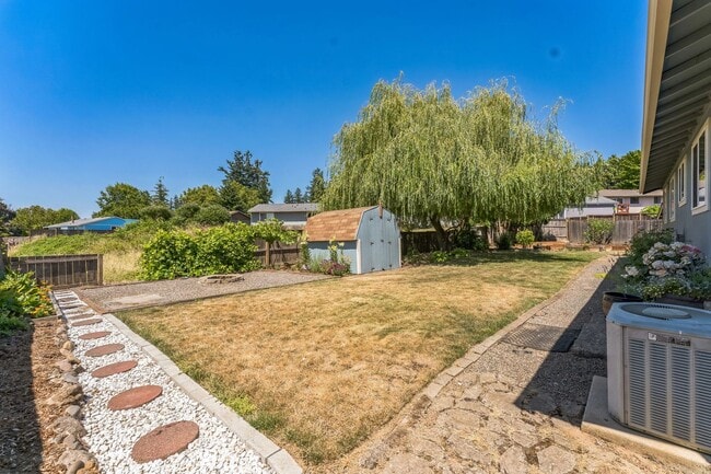 Building Photo - Water and landscaping included!