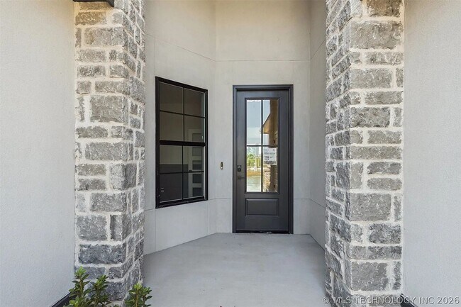 Building Photo - 5 Bed | 4 Bath House