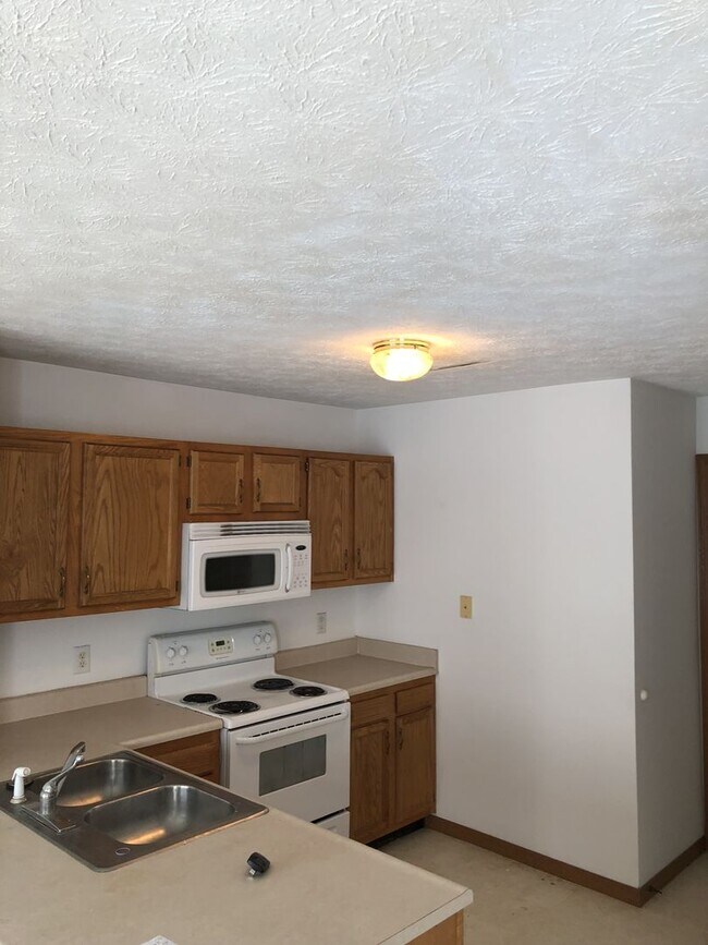 Building Photo - 2400 Hopkins Dr