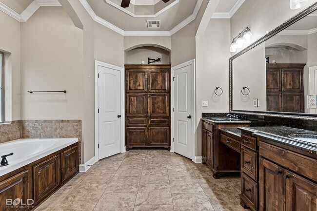 Building Photo - Beautiful 3 bedrooms 2 bathrooms In South ...