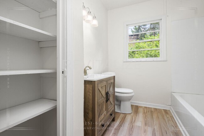 Building Photo - 2505 Robin Hood Dr