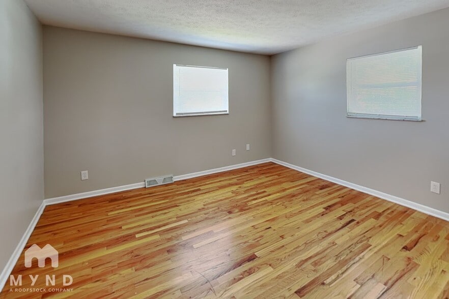 Building Photo - 5621 Oakmont Dr