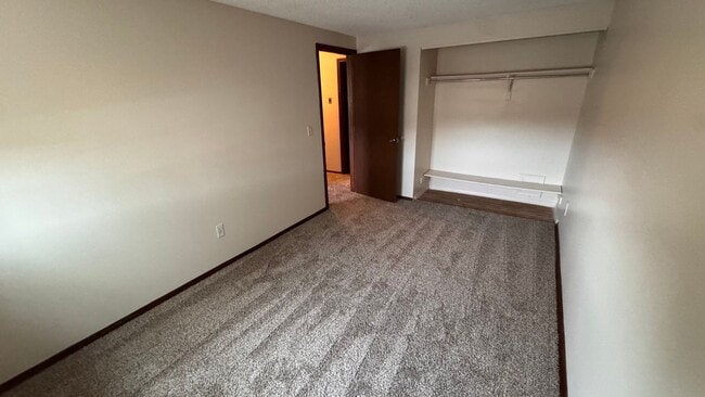 Building Photo - 3 bed 2.5 bath w/ garage, Great location off University and Dry Creek, close to Southglenn Mall a...