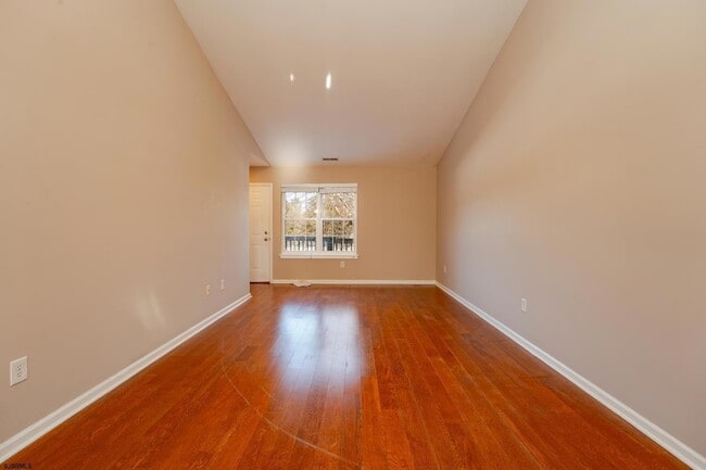 Building Photo - 558 London Ct