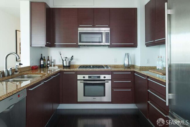 Building Photo - 425 1st St