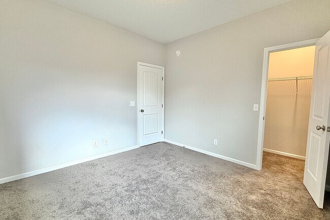 Building Photo - AVAILABLE NOW! (Pet Friendly)