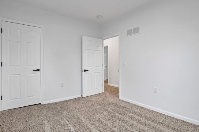 Building Photo - 282 S Cypress Ave