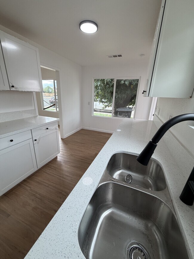 Building Photo - 910 E Tulare Ave