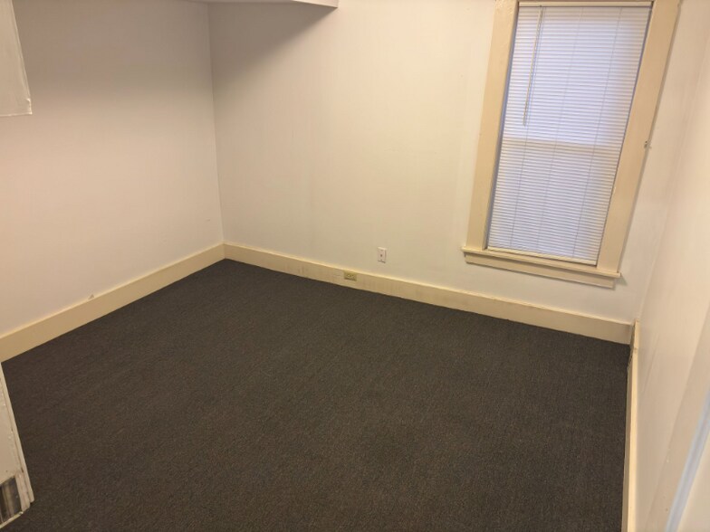 Building Photo - 47 Elkins St